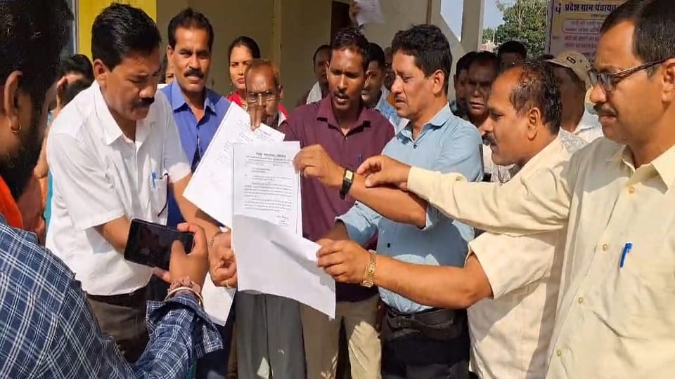 आदेश की कॉपी जलाकर किया विरोध