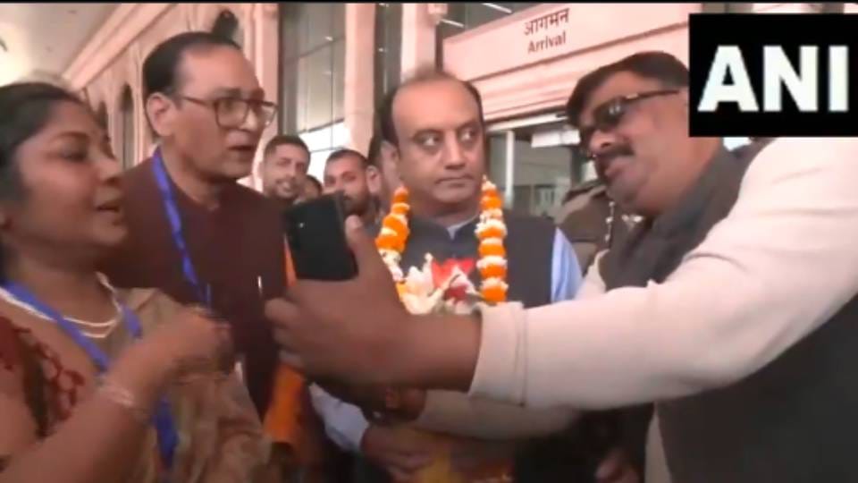 Union Ministers Mansukh Mandaviya and Sudhanshu Trivedi reached Ayodhya, will visit Ramlala and Hanuman Garhi