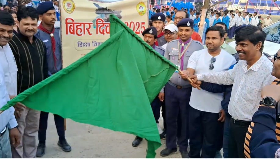 Bihar Diwas: Bihar Day was celebrated with great pomp in Muzaffarpur with the start of Prabhat Ferry