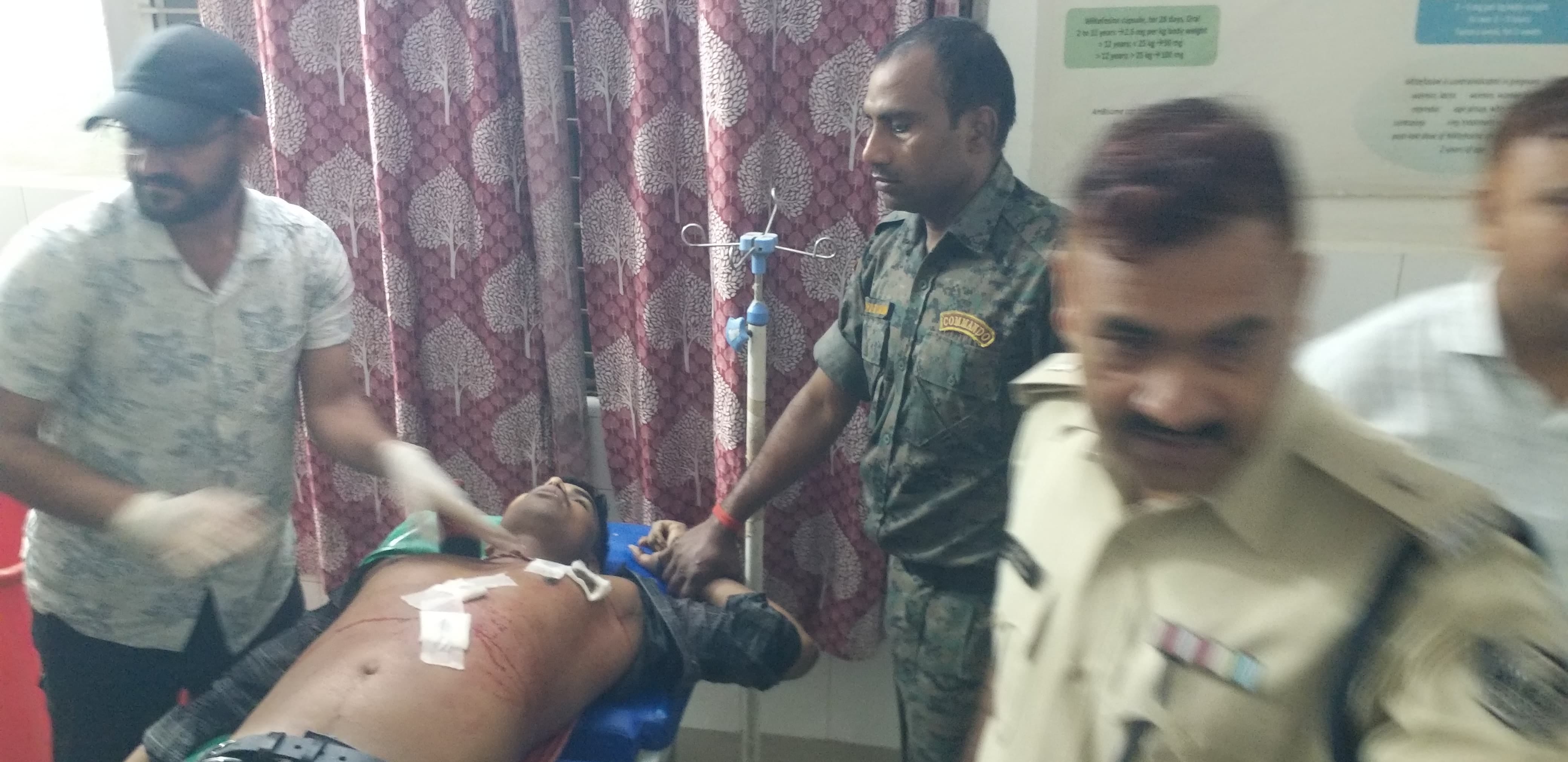 पुलिस ने घायल को अस्पताल में भर्ती करवाया है।