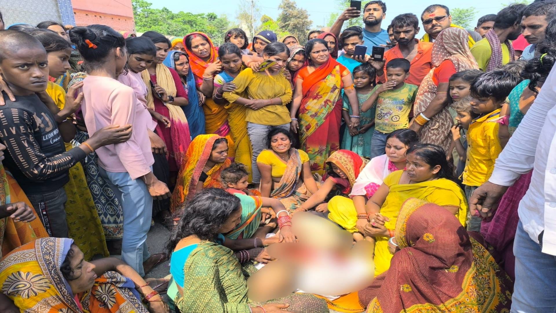 मृतक के पास बैठे परिजन और ग्रामीण