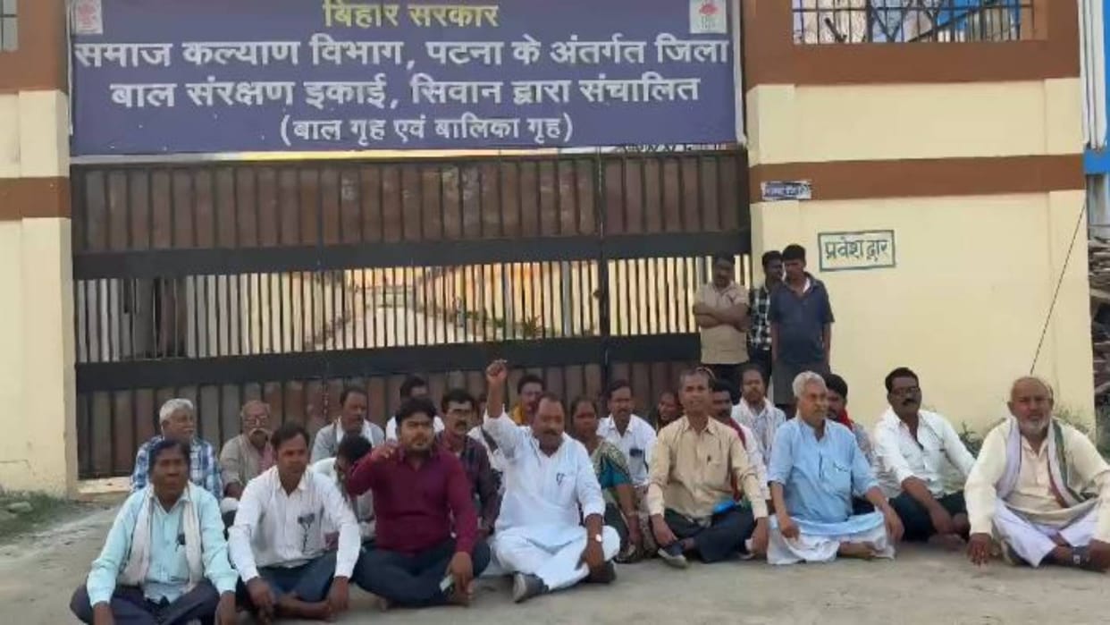 Bihar MLA Amarjeet Kushwaha sits on dharna in case of girls absconding from Siwan shelter home