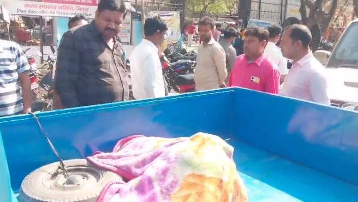 Bihar Road Accident One person died another was seriously injured after being hit by uncontrolled truck Siwan