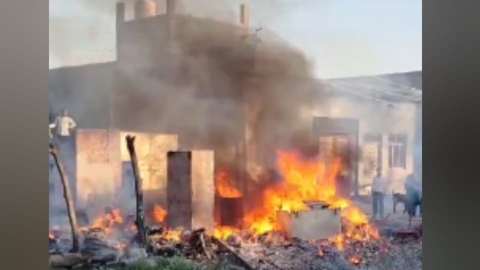 huge fire broke out in hut in Hapur daughter dowry items burnt marriage was take place after Eid watch video