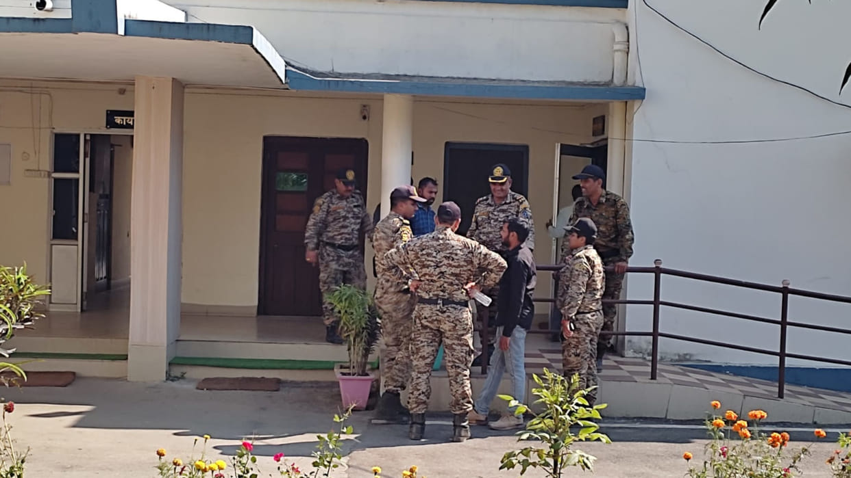 Gorakhpur Nagar Nigam seals the office of PWD Chief Engineer, three crore rupees due