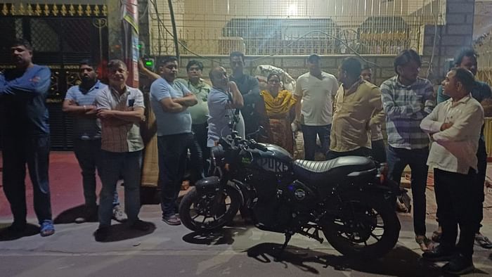 Daughter-in-law killed retired officer by beating him with a bat In Ghaziabad See photos