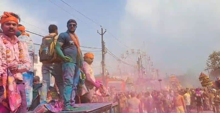 Goda Rangamannar Bhagwan came out to play Holi in a glass plane great enthusiasm seen among devotees