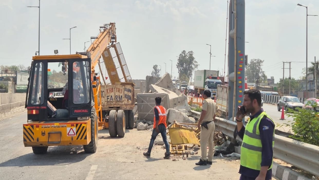 barrier at Kundli-Singhu border in Sonipat was removed, the concrete wall was broken
