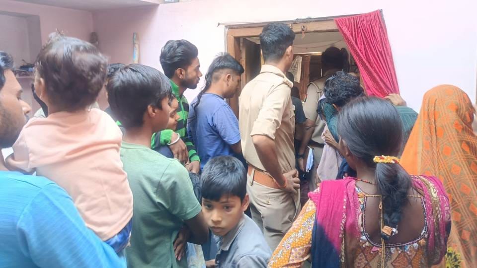 Husband and wife found hanging inside room in Sitapur police is investigating