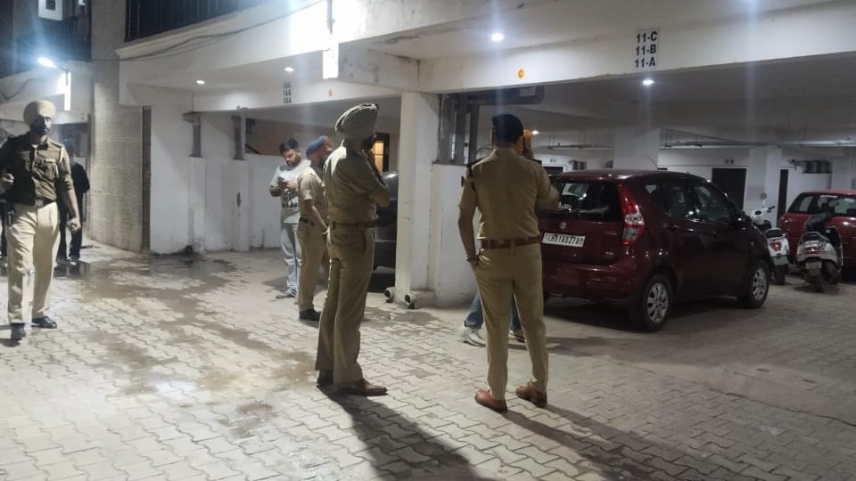 Encounter in a flat, firing on police, gangster injured after being shot in thigh