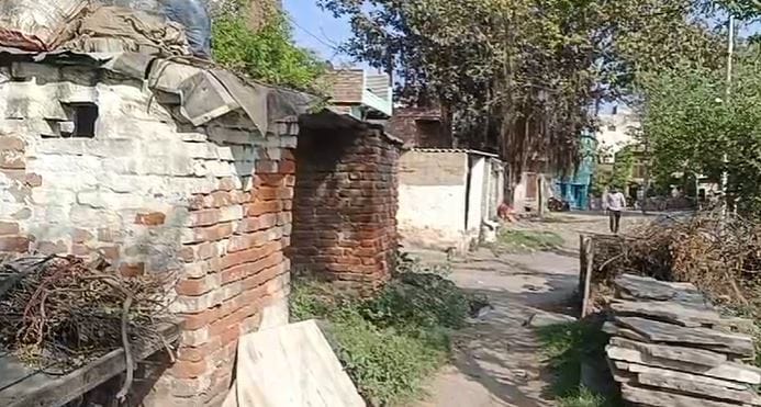 Railways has declared around 21 houses of Nagla Lal Singh Basti illegal