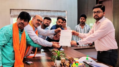 औरंगाबाद का नाम बदलने को लेकर ज्ञापन साैंपते हिन्दू संगठन के लोग।