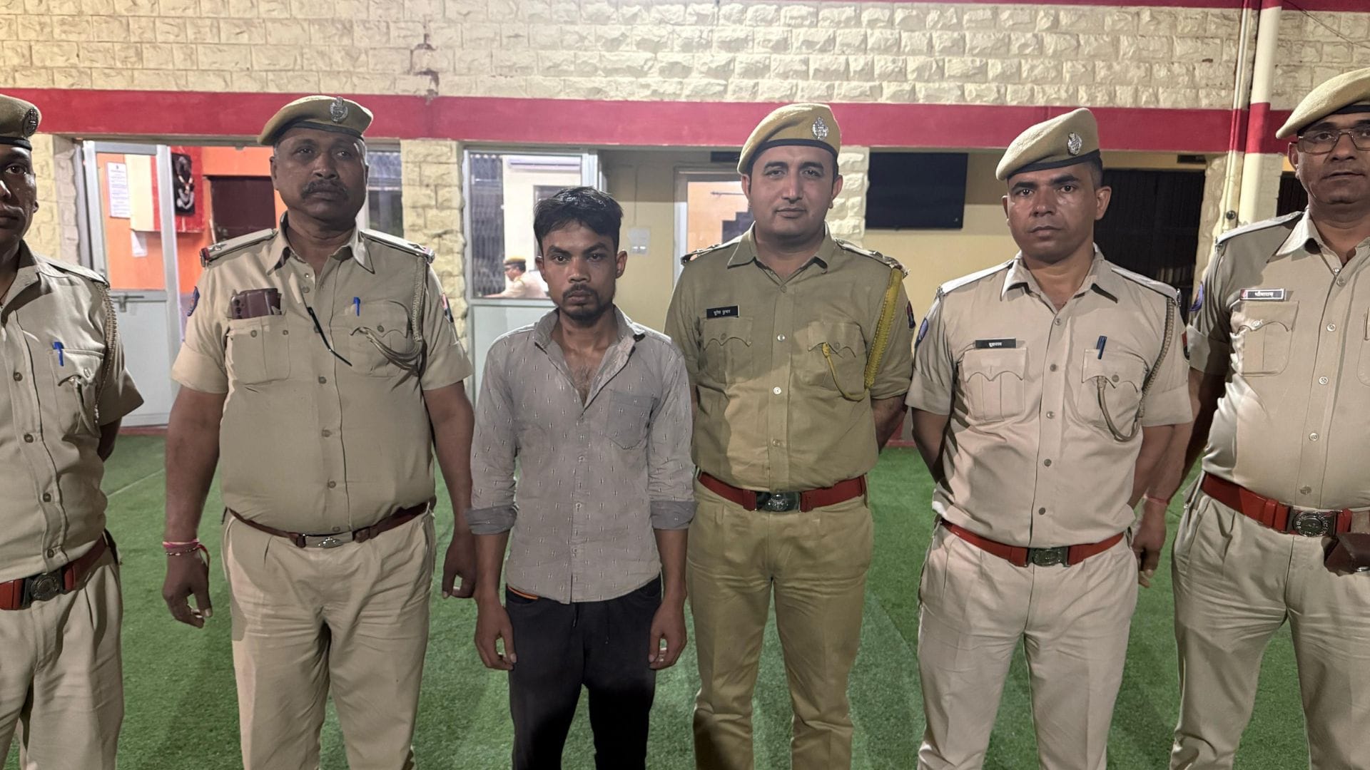 पुलिस की गिरफ्त में आरोपी