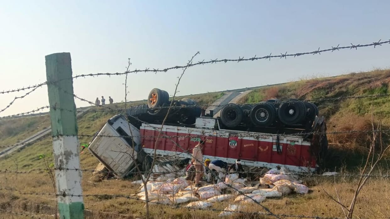 truck full of liquor going from Haryana to Bihar overturned on Purvanchal Expressway in azamgarh