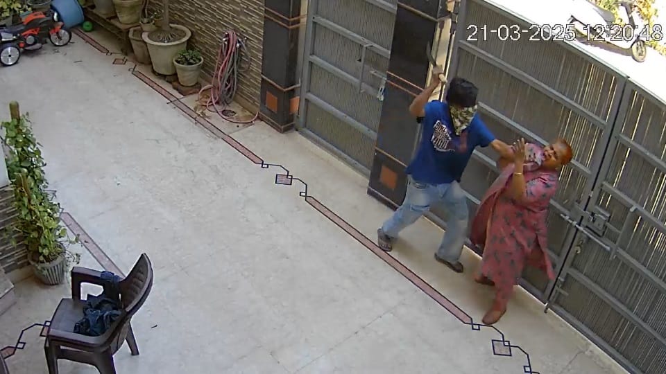 Seeing door open robber entered house with weapon hit hand of fleeing elder in Jalandhar