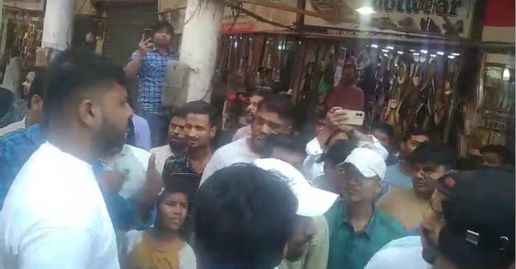 Uproar over removal of shopkeepers' goods from gallery in Rajamandi market