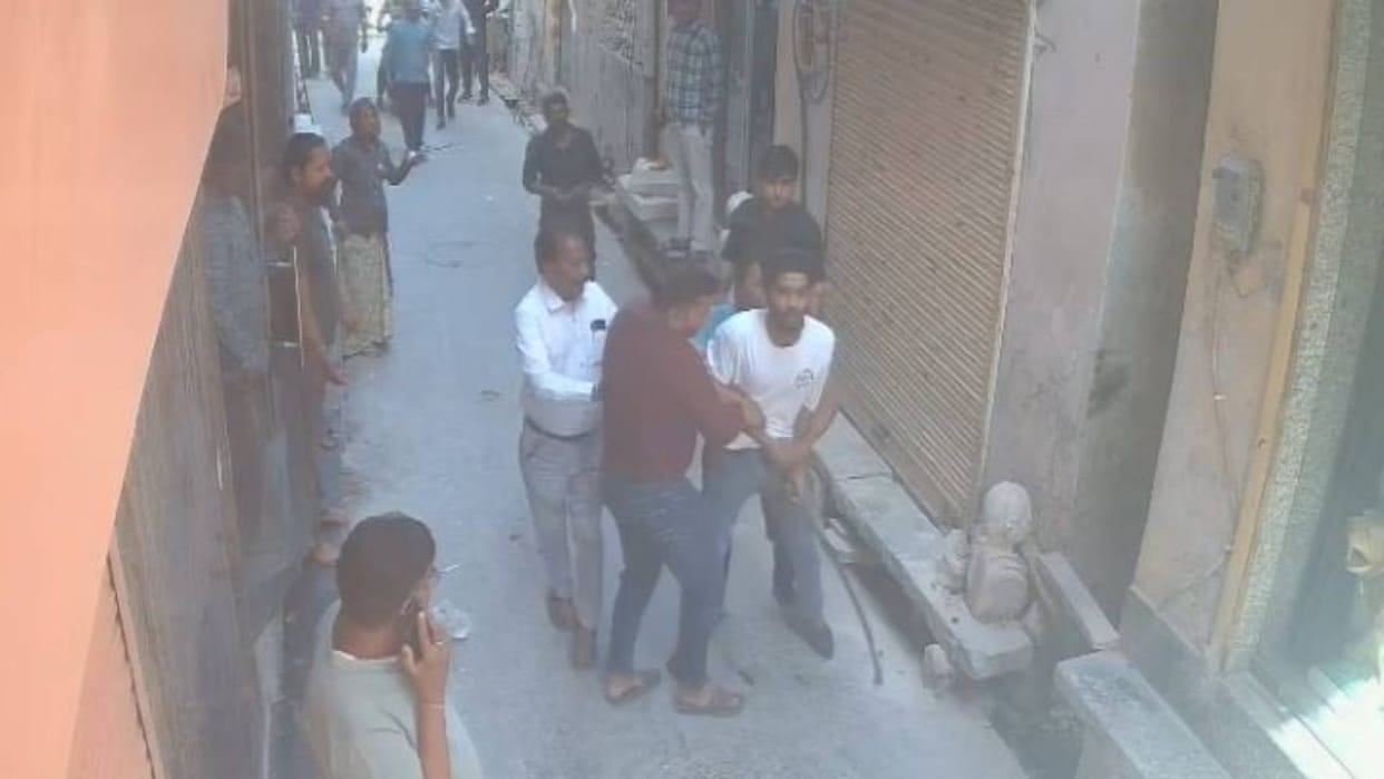 Jaipur News: Dispute escalated after two bikes collided on the road, angry youth waved sword, then apologized