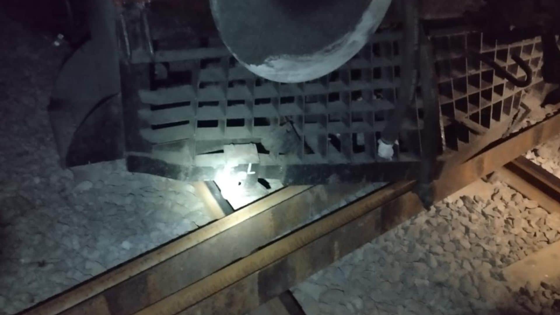 रेलवे में ट्रैक पर रखा लोहे का गार्डर