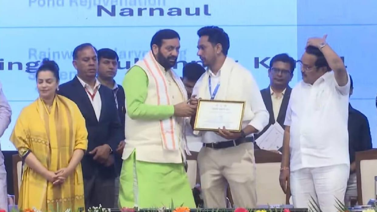 Narnaul: CM Naib Singh Saini gave the Best Sarpanch award to Nirpur Rajput's Sarpanch Ratanpal Singh Chauhan
