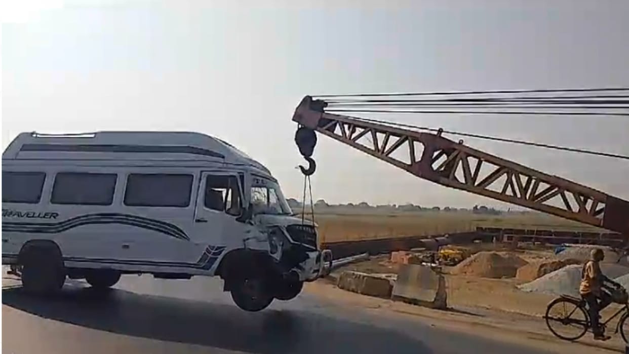 mini bus collided with another vehicle two smugglers jumped into Karmanasha river one died in chandauli