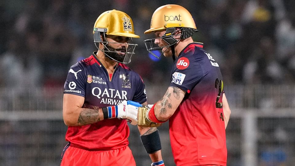 KKR vs RCB: Fan got crazy for Virat Kohli broke security fell at his feet hugged him IPL 2025 see photos