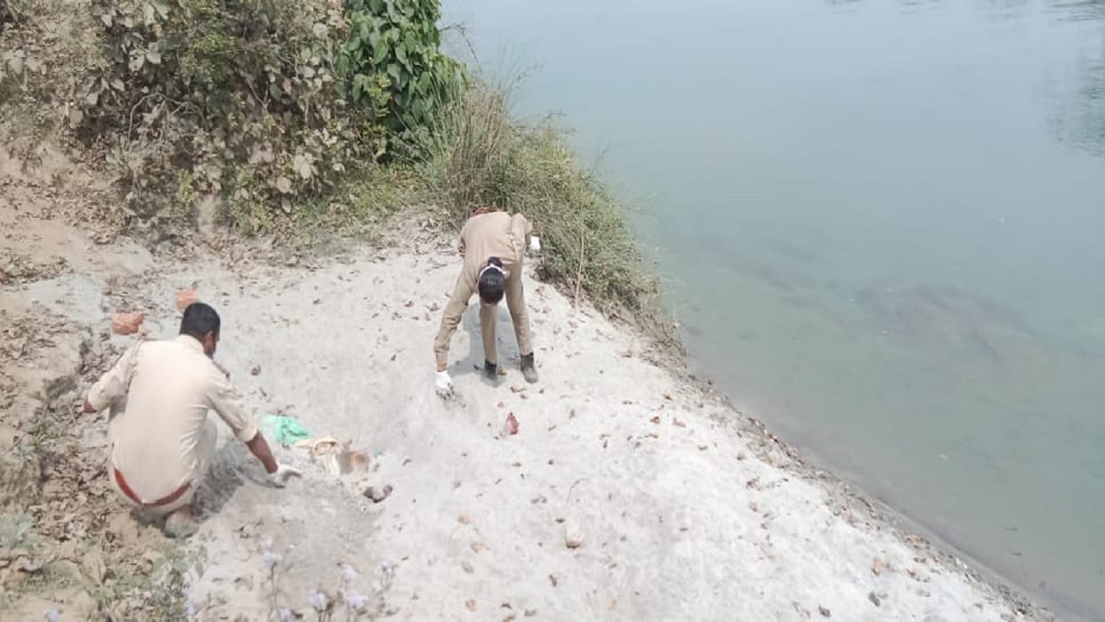 woman body found buried in the sand on the banks of Sharda canal in shahjahanpur