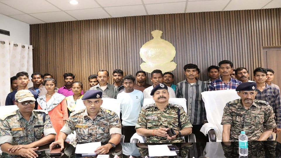 Disillusionment with red terror 22 Naxalites including six with a bounty of Rs 11 lakh surrendered in Bijapur