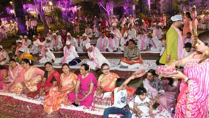 Gulabbari in varanasi Music lovers gathered in 300 years old tradition holi milan samaroh