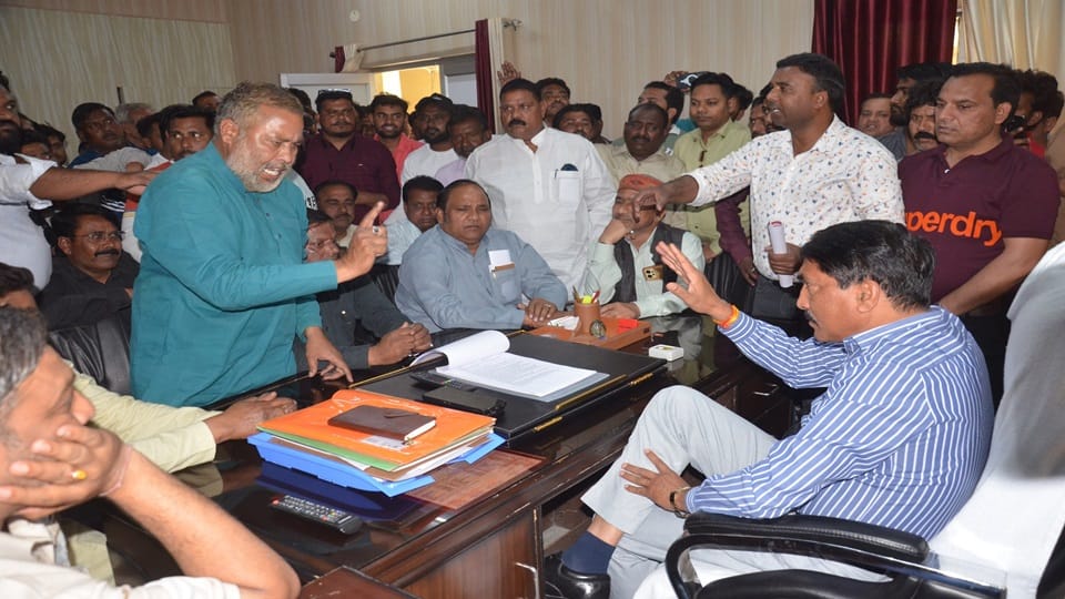 Nagar Nigam drivers created a ruckus in Additional Municipal Commissioner offfice