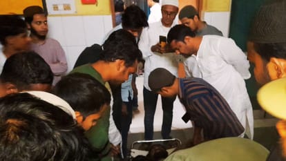 Trailer runs over people standing on roadside in mau head and leg broken four people criticle condition