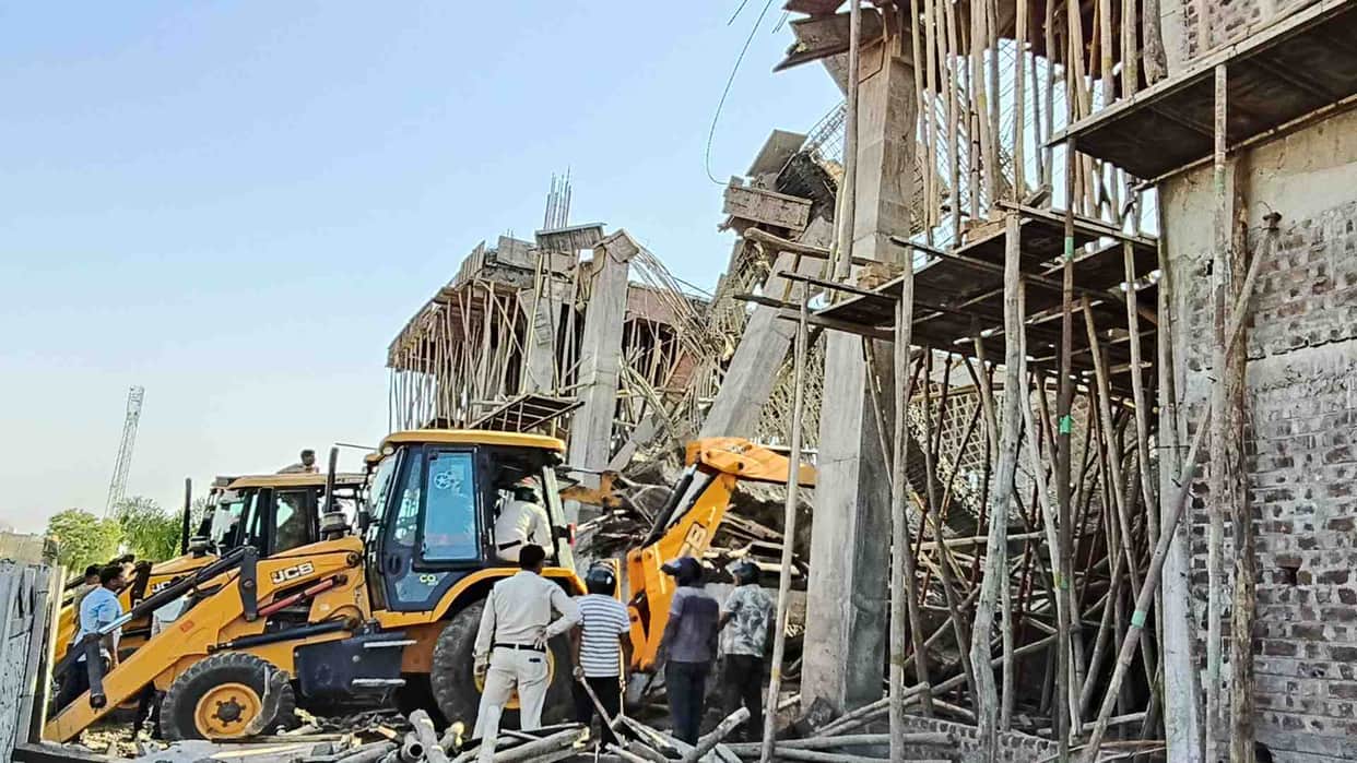 MP News: Under-construction building collapsed in Jhabua, two workers died, three injured