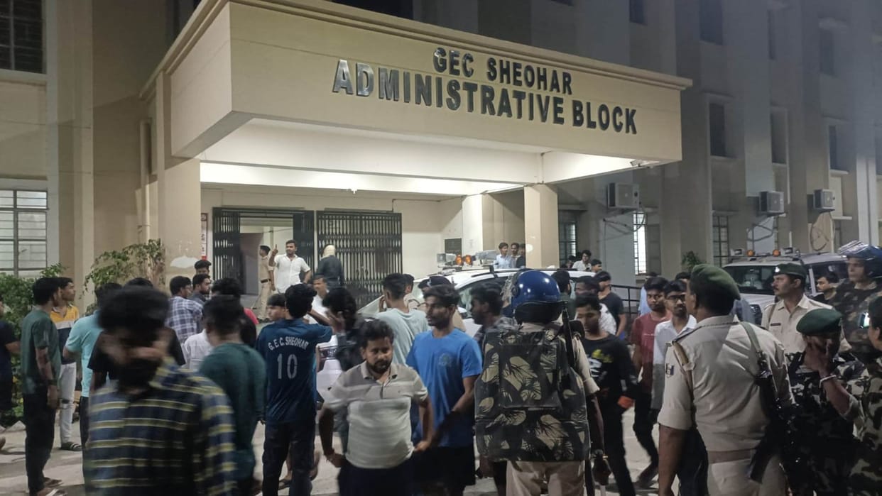 Bihar Police : Engineering student commits suicide case students create ruckus Shivhar Bihar news