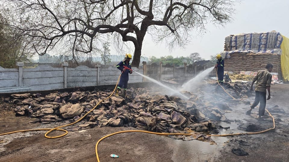 Fire broke out in a rice mill in Durg, fire brigade team is trying to control the fire