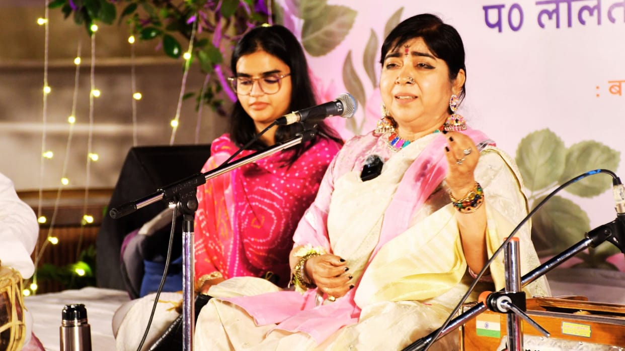Gulabbari in varanasi Music lovers gathered in 300 years old tradition holi milan samaroh