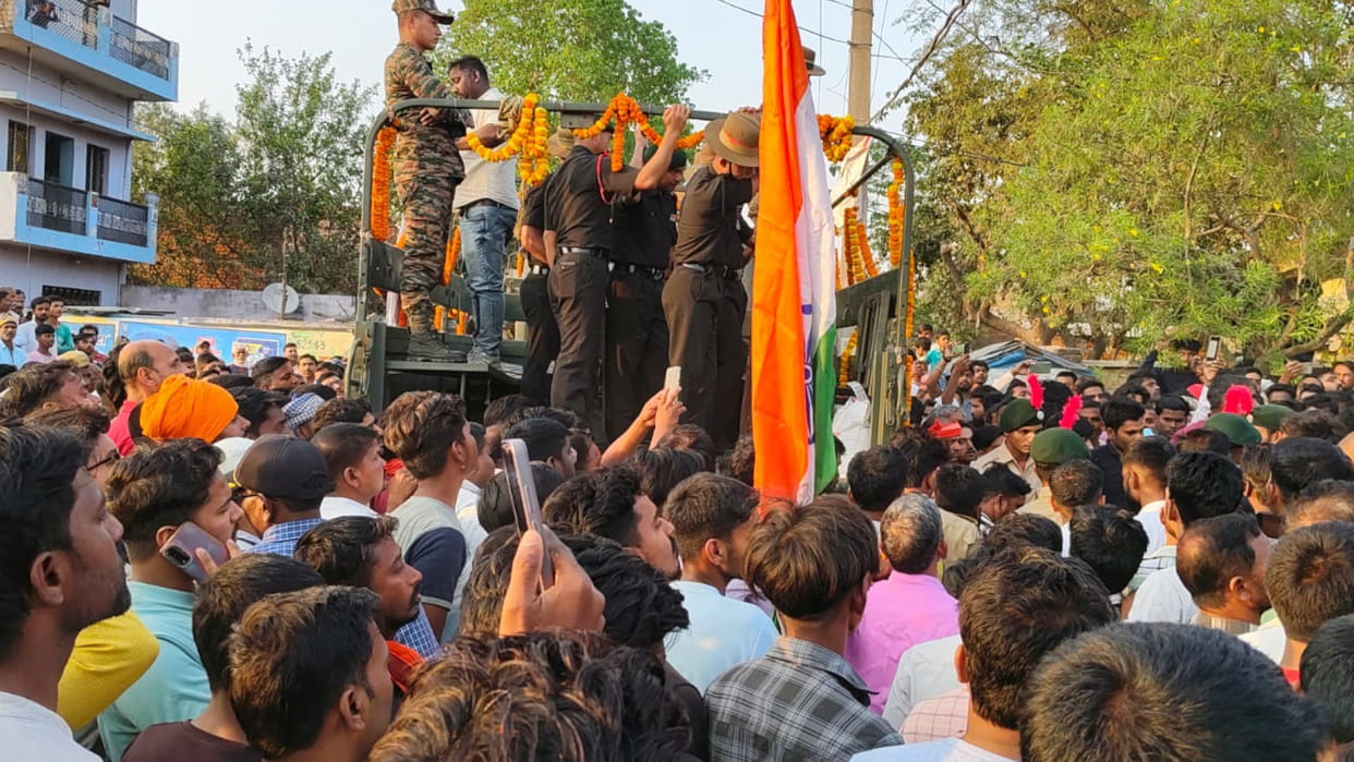 Gorakhpur's Jawan died in a road accident in Leh, last rites were performed with state honours
