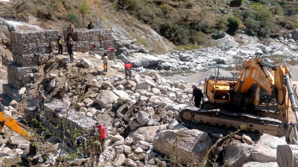 Hemkund Sahib 20 feet high iceberg spread in Ramdhuni team that went to inspect returned halfway