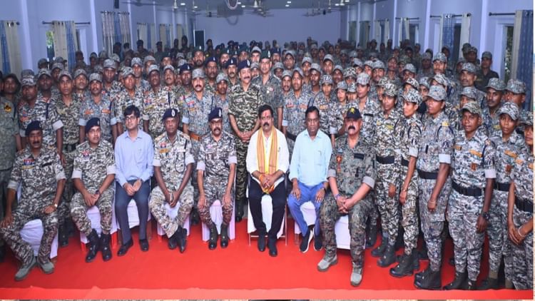 Chhattisgarh News: माओवादियों से लोहा लेने वाले जांबाज जवानों से रूबरू हुए डिप्टी सीएम विजय शर्मा
