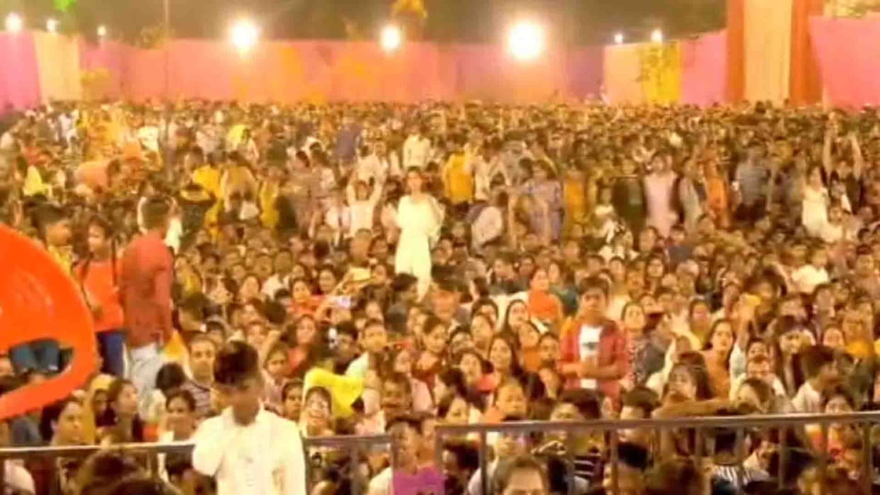 Kanpur: One lakh devotees played Holi in ISKCON with flowers from Singapore, Malaysia