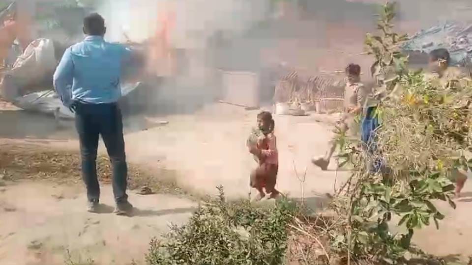 girl ran away from under burning roof holding school bag to her chest In Ambedkar Nagar Akhilesh shared video