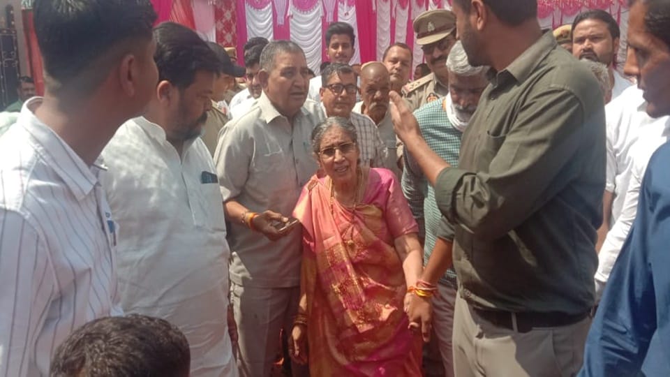 UP: PM Modi wife Jasoda Ben called the organization of Maha Kumbh historic