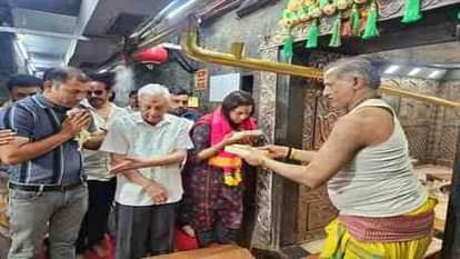 महाकाल के दर्शन करतीं प्रिया दत्त।