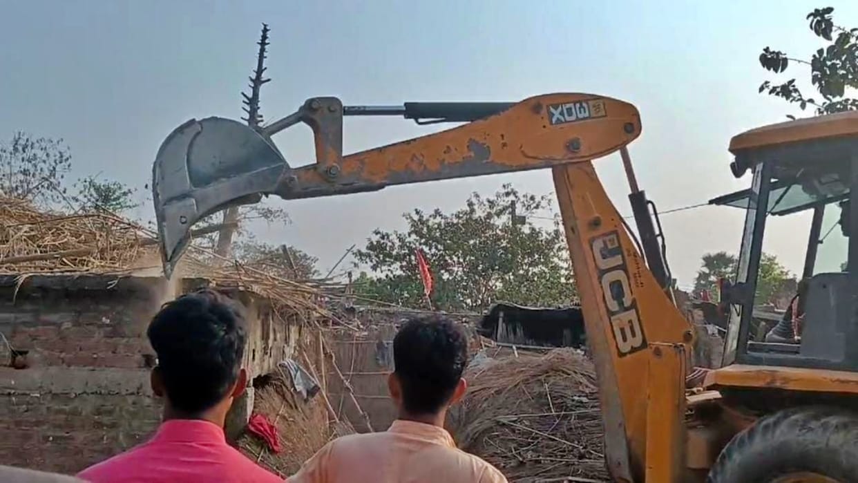 Muzaffarpur News: Bulldozer of Yogi Model ran in Bihar, police took strict action on houses of criminals
