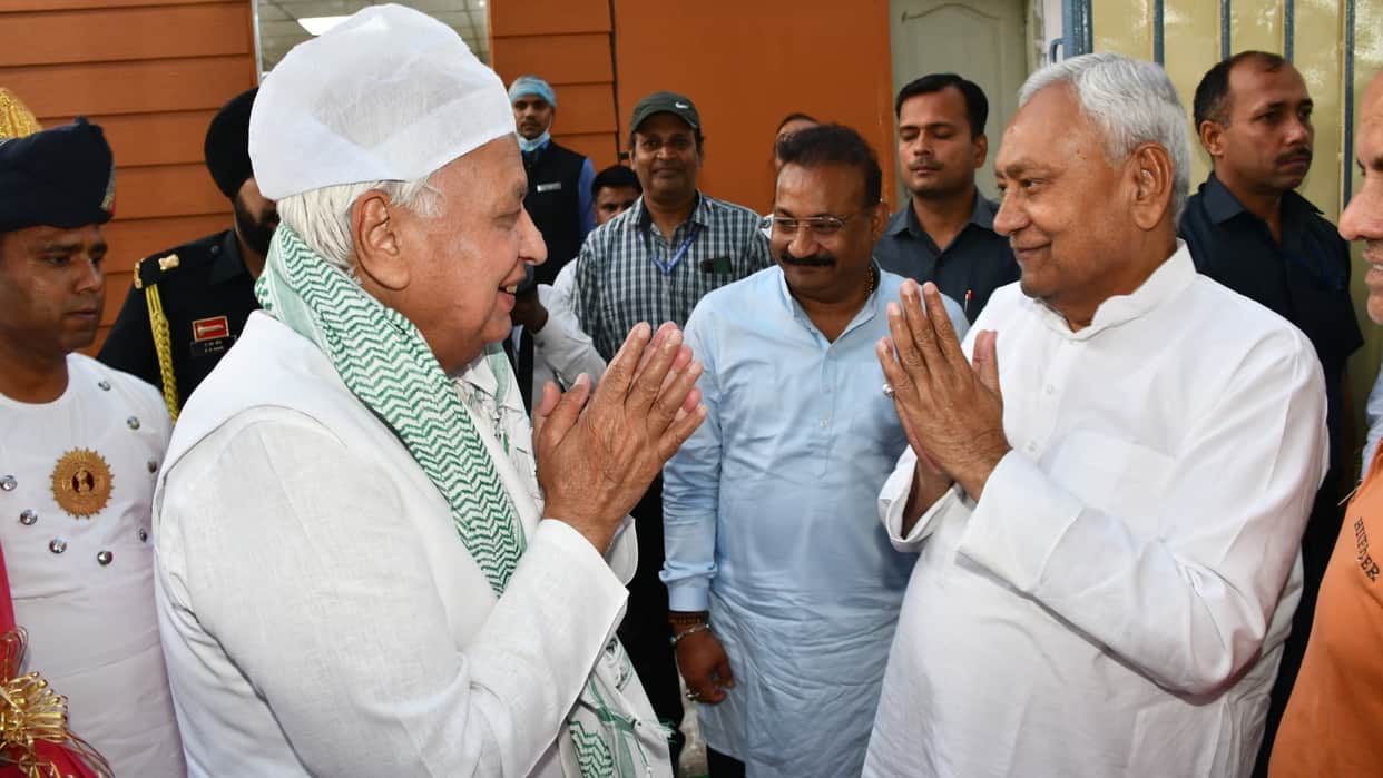 Patna: Nitish welcomed many ministers, public representatives including Governor Arif Khan in Daawat-e-Iftar