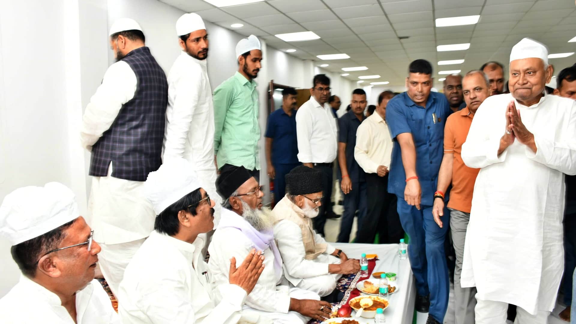 Patna: Nitish welcomed many ministers, public representatives including Governor Arif Khan in Daawat-e-Iftar