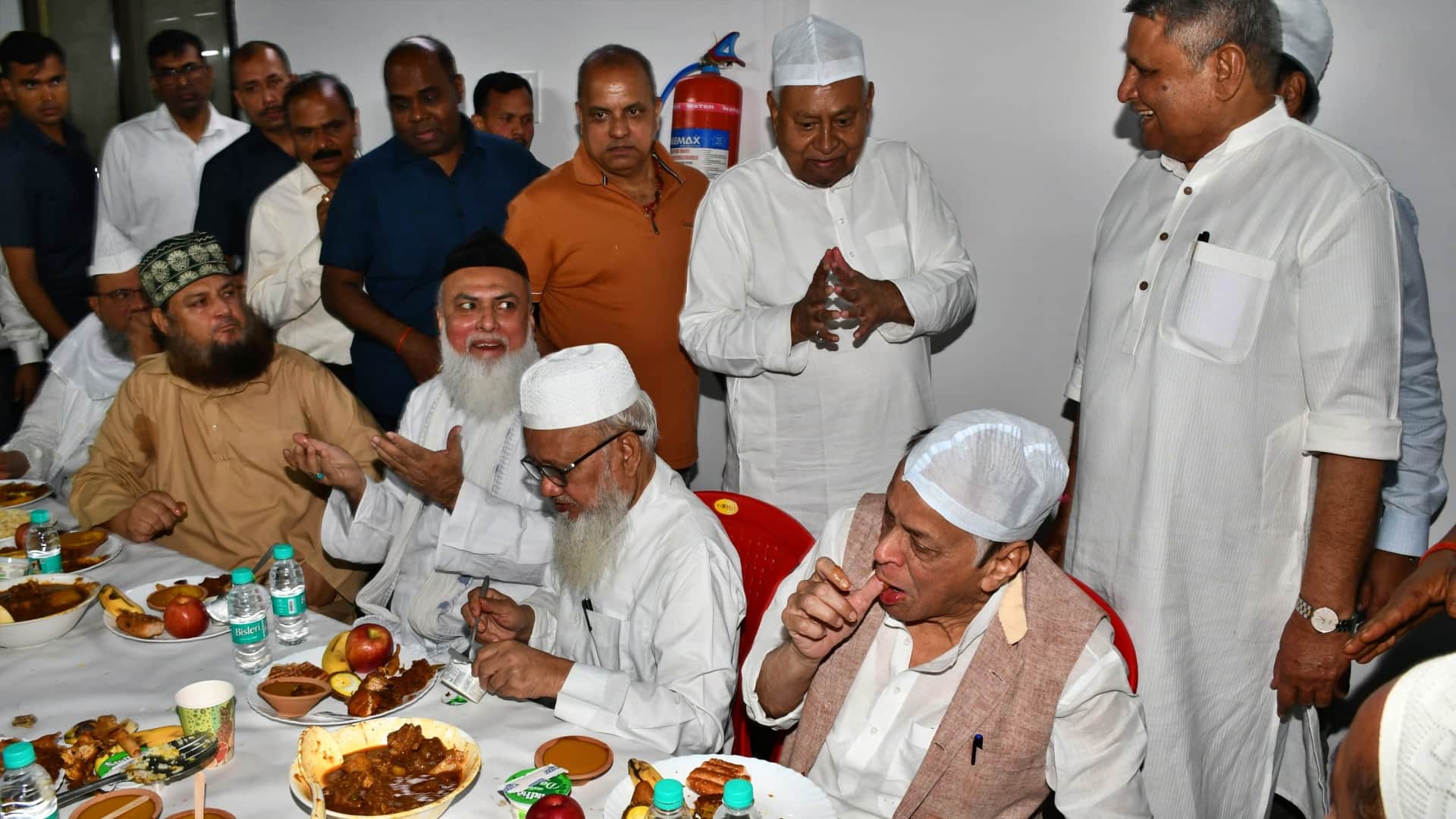 Patna: Nitish welcomed many ministers, public representatives including Governor Arif Khan in Daawat-e-Iftar