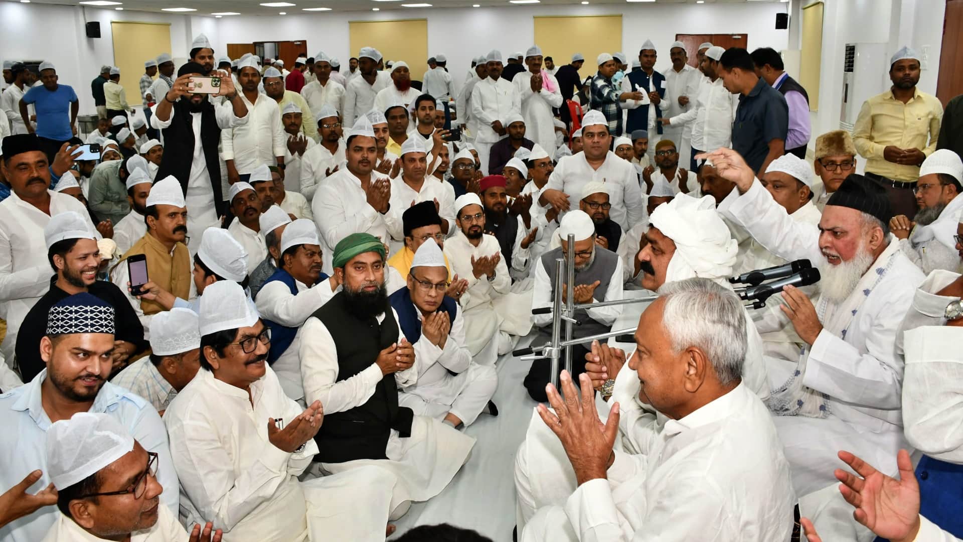 Patna: Nitish welcomed many ministers, public representatives including Governor Arif Khan in Daawat-e-Iftar