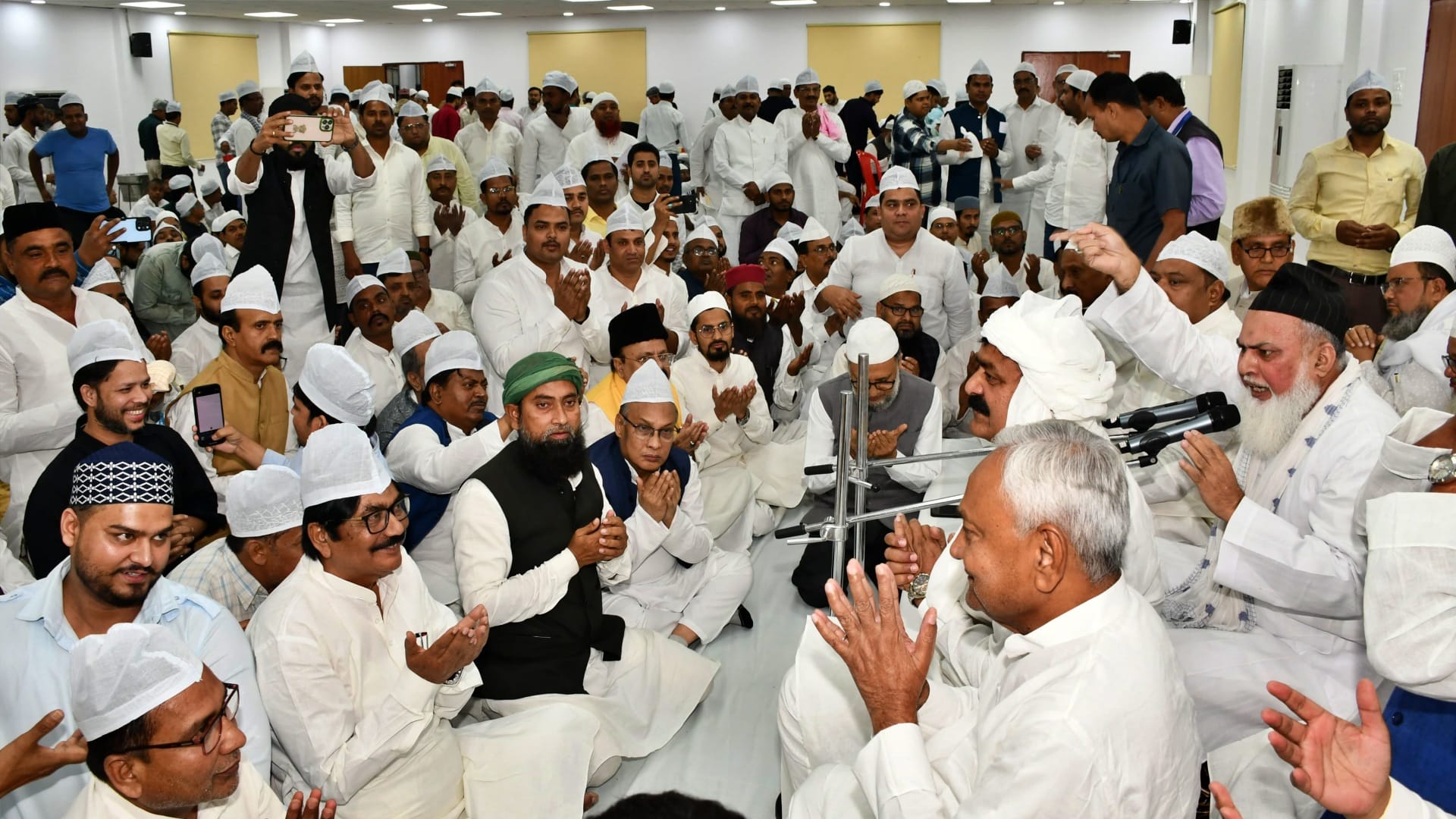 Patna: Nitish welcomed many ministers, public representatives including Governor Arif Khan in Daawat-e-Iftar