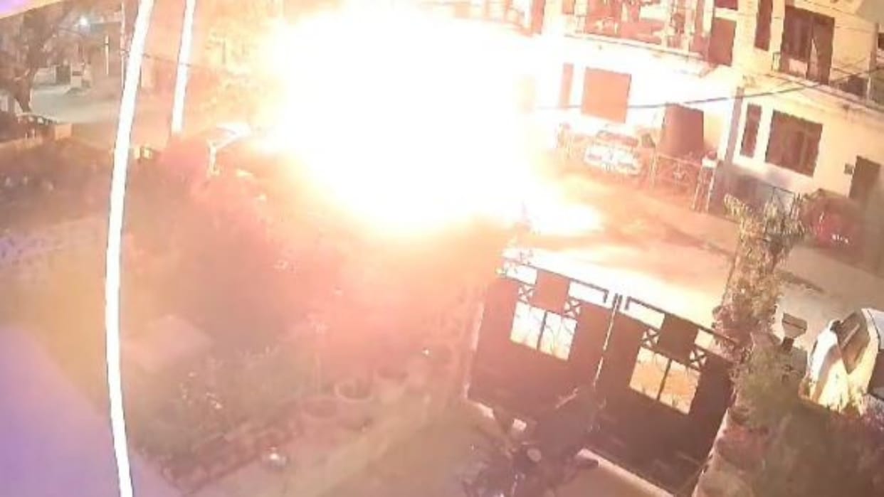 Jaipur News: Criminals set businessman's Thar on fire by pouring petrol, entire incident captured on CCTV