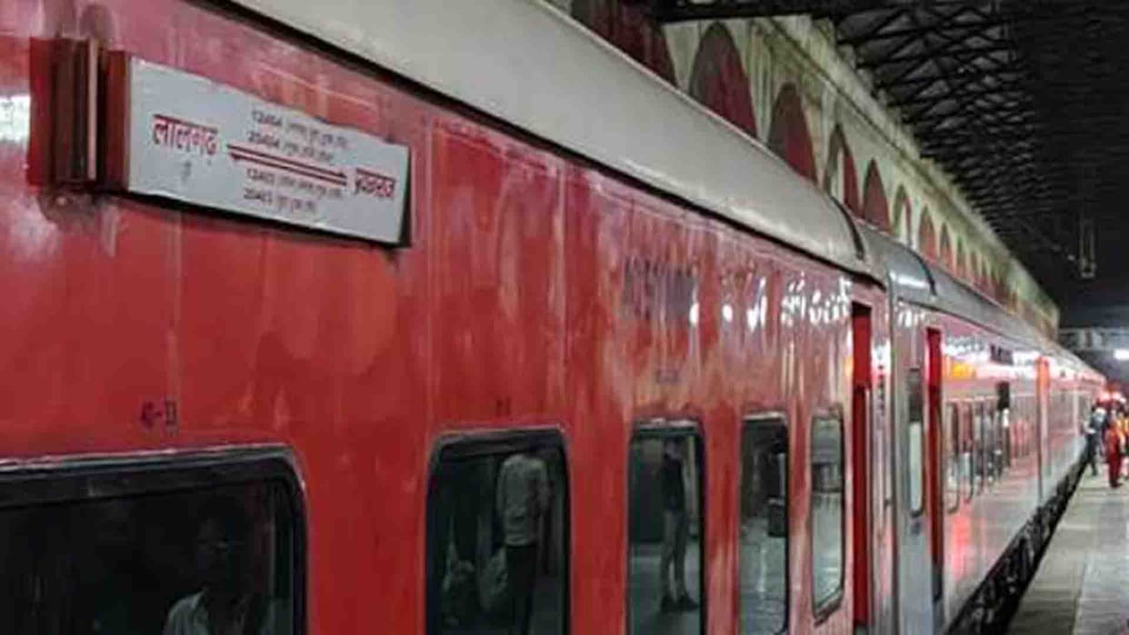 Etawah: Cow collided with Lalgarh-Prayagraj Express, train stood still for an hour