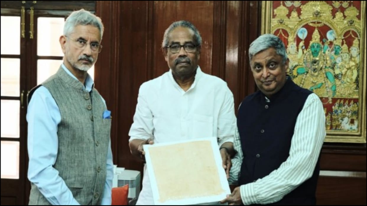 S African trust hands over to India rare artefacts, documents linked with Mahatma Gandhi, News in hindi